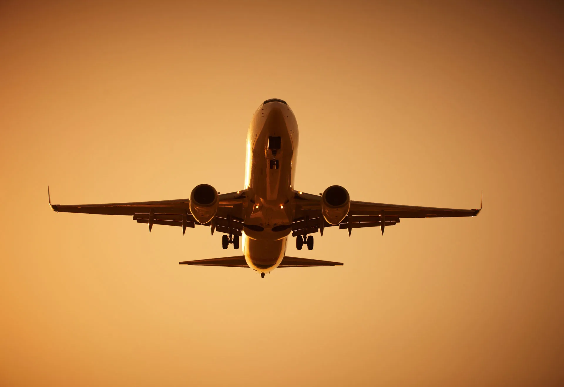 Flugzeug startet in den Sonnenuntergang
