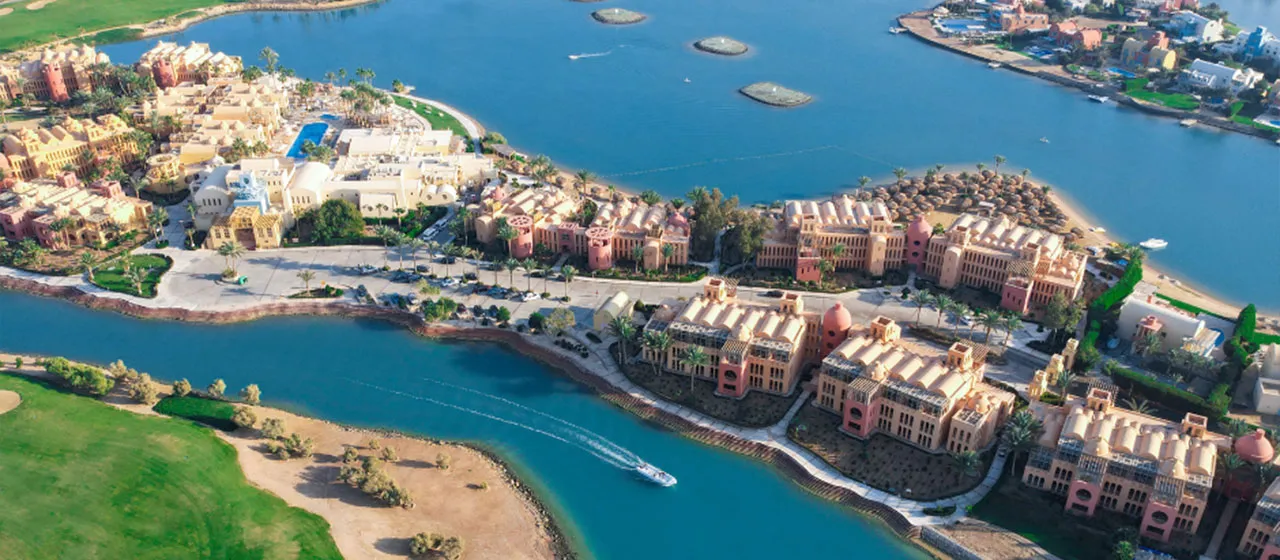 Die Entstehung von El Gouna – Vom Wüstenstreifen zur Lagunenstadt