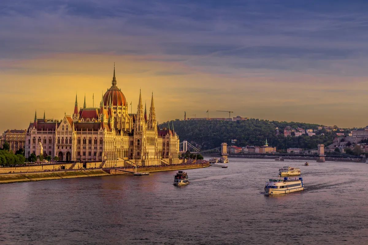 Europäische Flusslandschaft mit Kirche