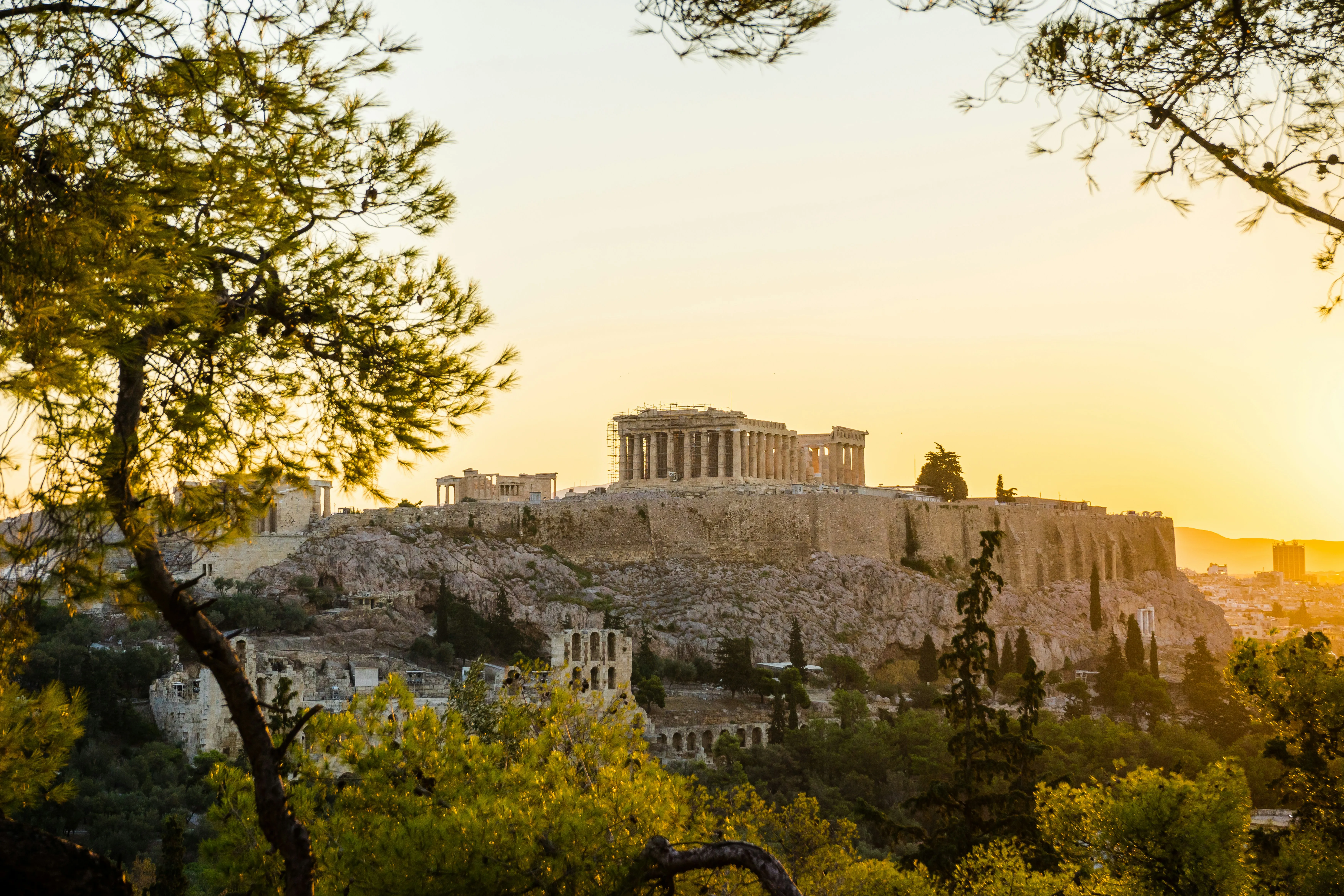 Blick auf antike Gebäude in Athen