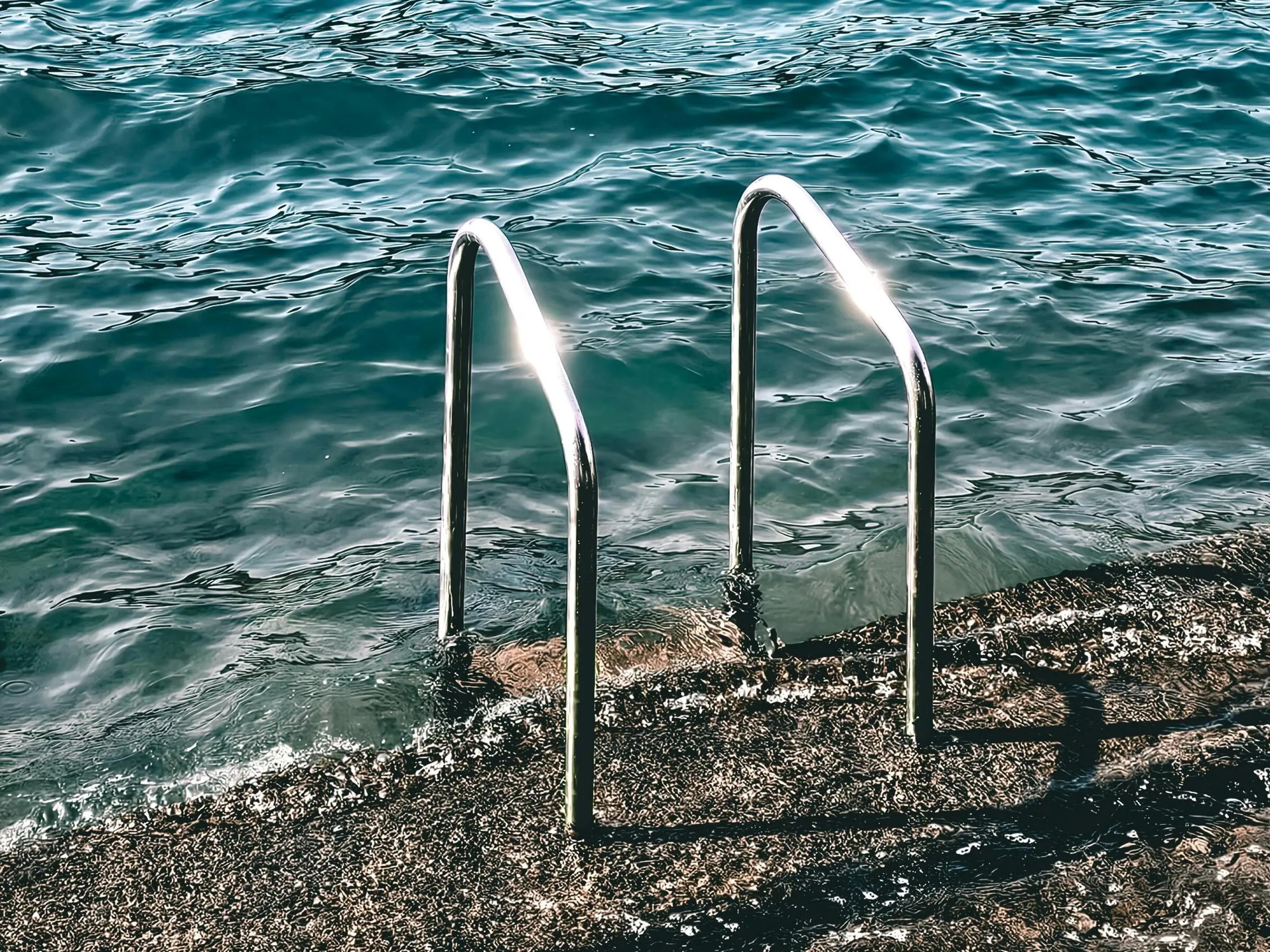 Leiter, die in das Meer führt