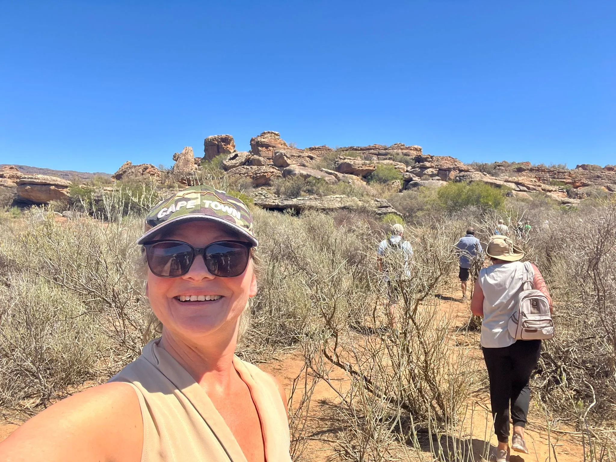 Bettina Zwickler in einer Wüstenlandschaft auf einer Wanderung