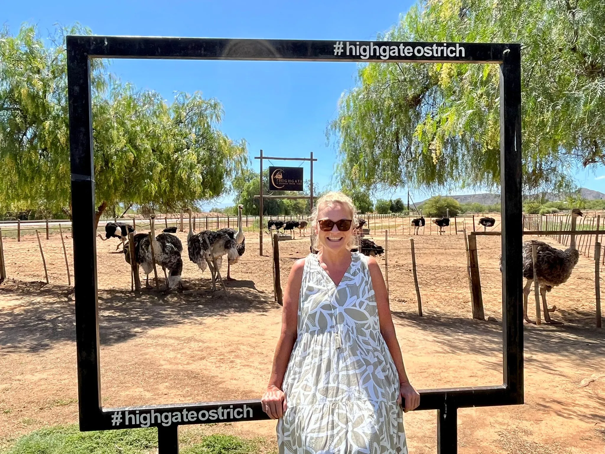 Bettina Zwickler vor einer Straußenfarm