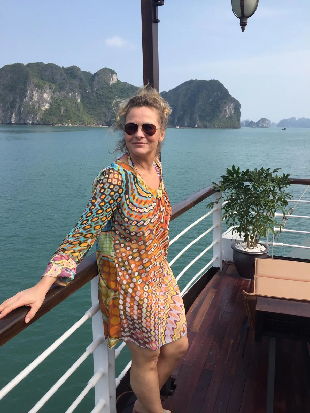 Bettina Zwickler steht auf einem Schiff, Berge im Hintergrund