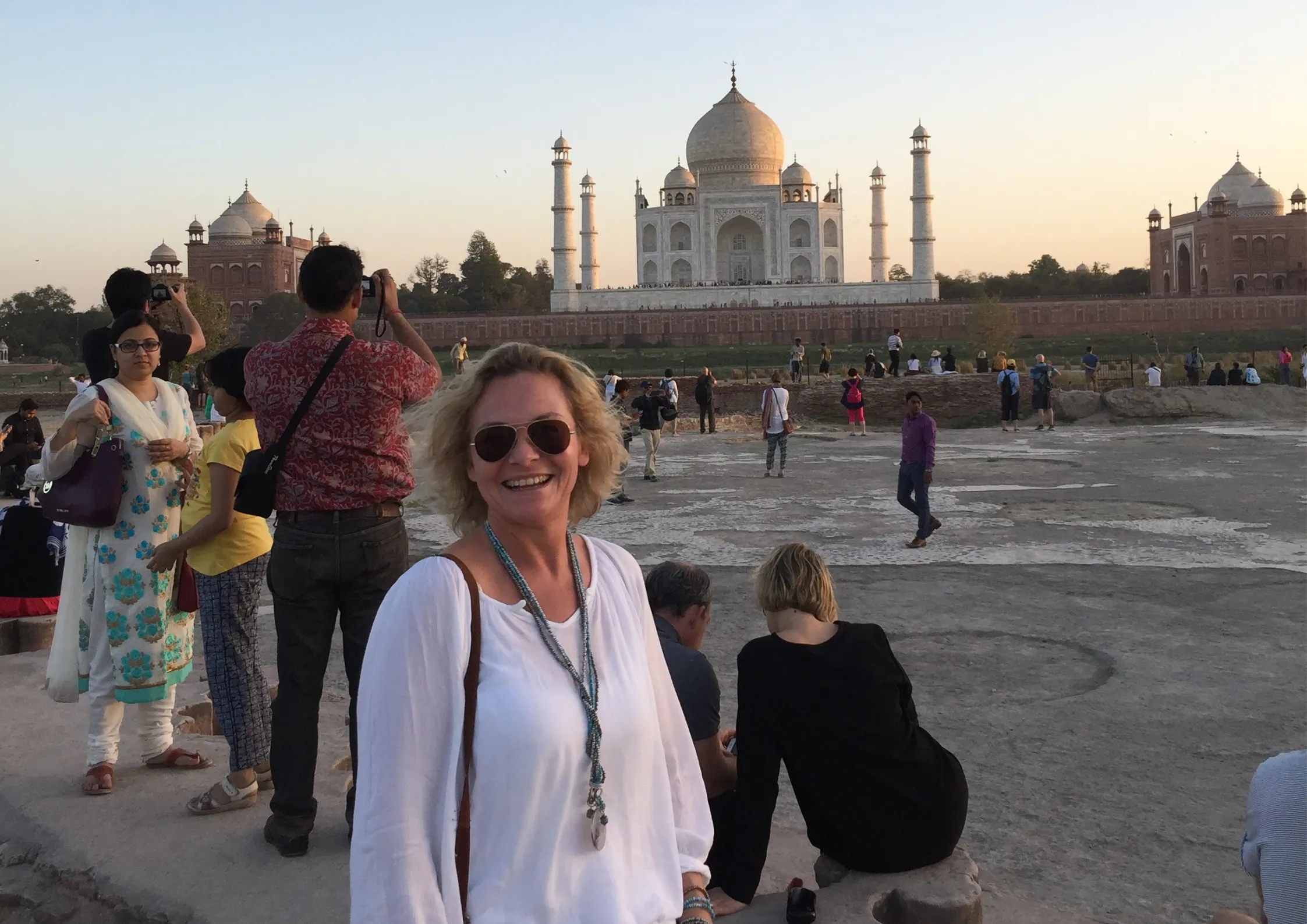 Bettina Zwickler vor dem Taj Mahal