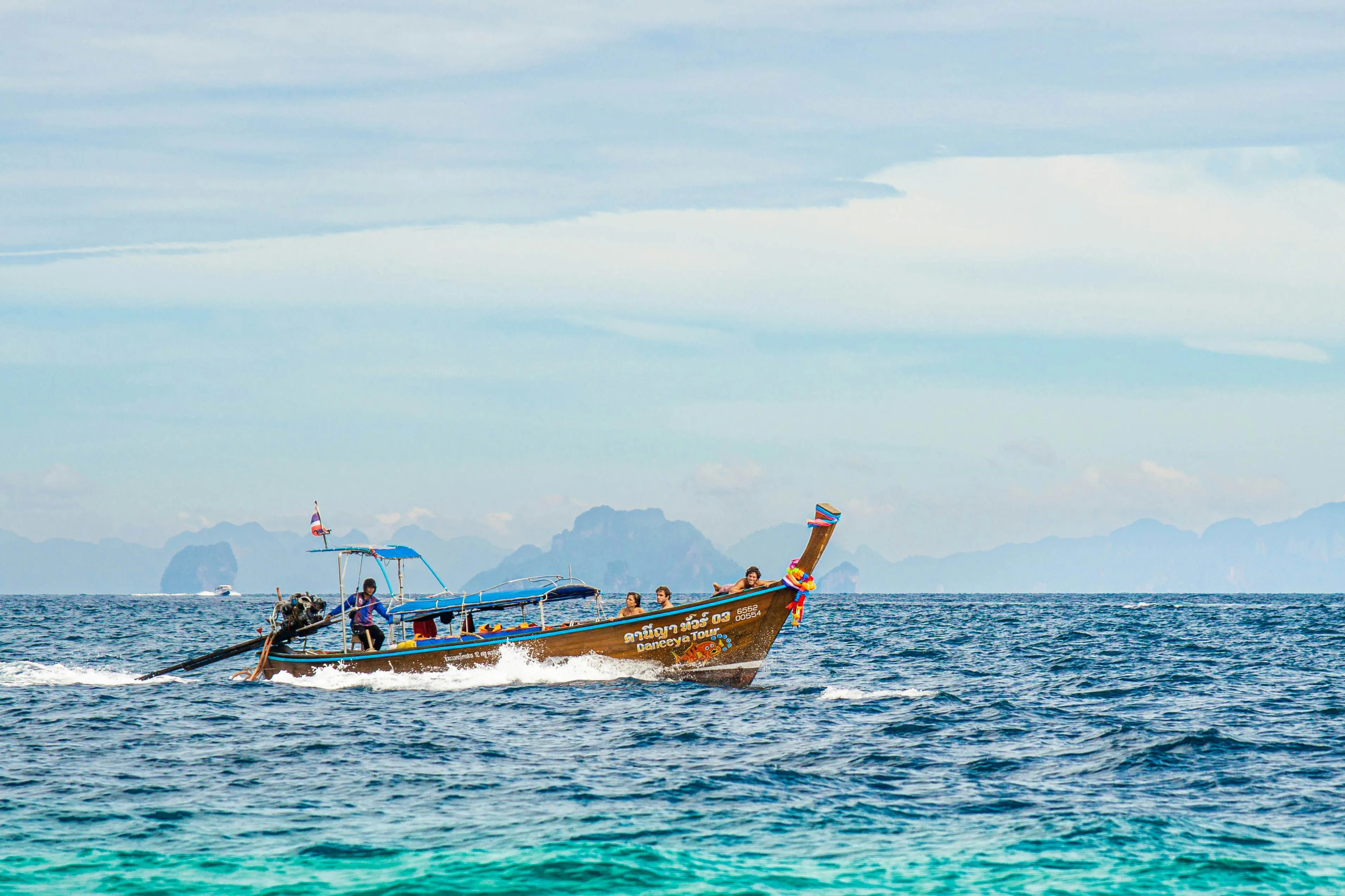 Kleines Boot mit Touristen auf dem Meer