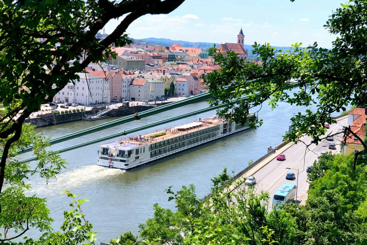 Flusskreuzfahrtschiff auf der Donau