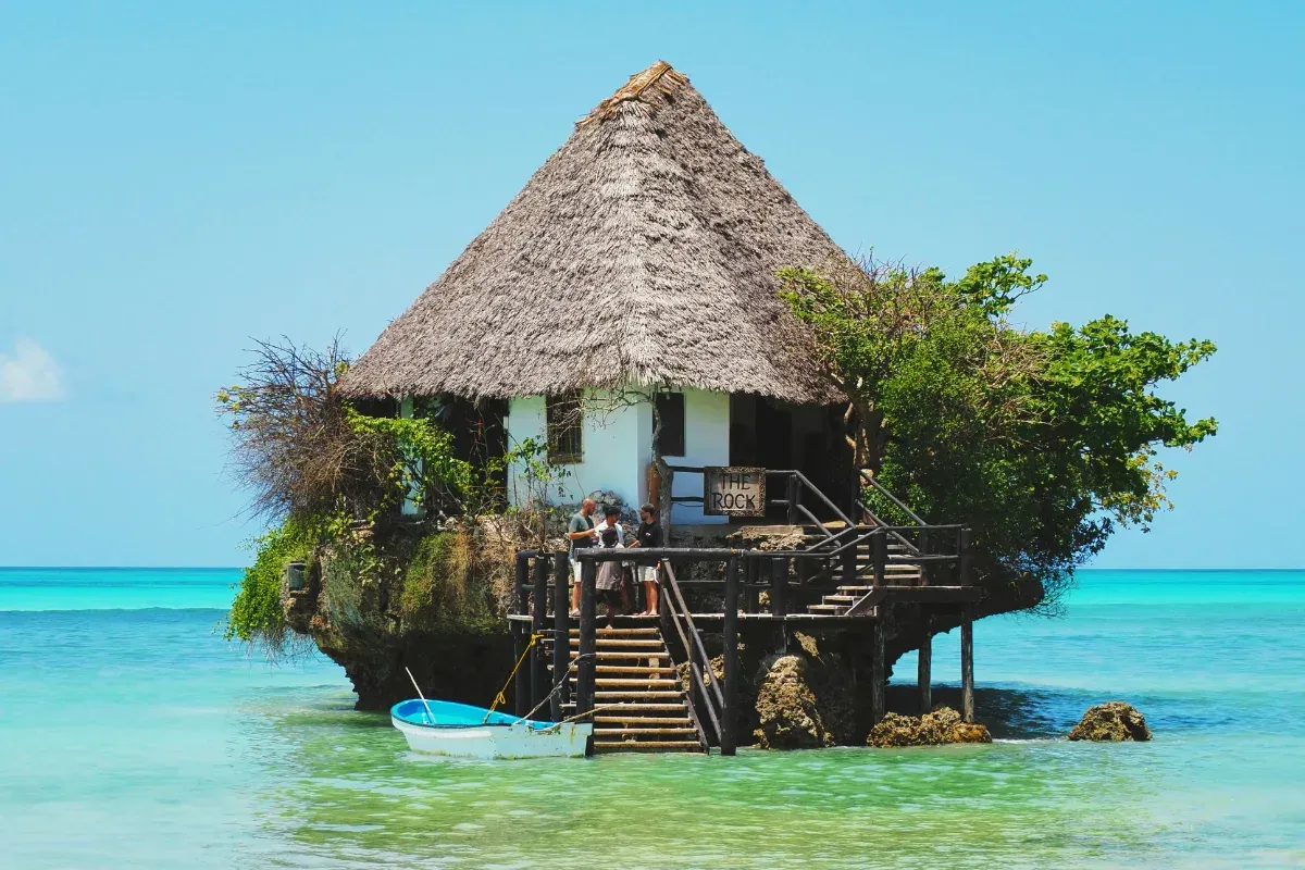 Bettina Zwickler in einer Wüstenlandschaft auf einer Wanderung