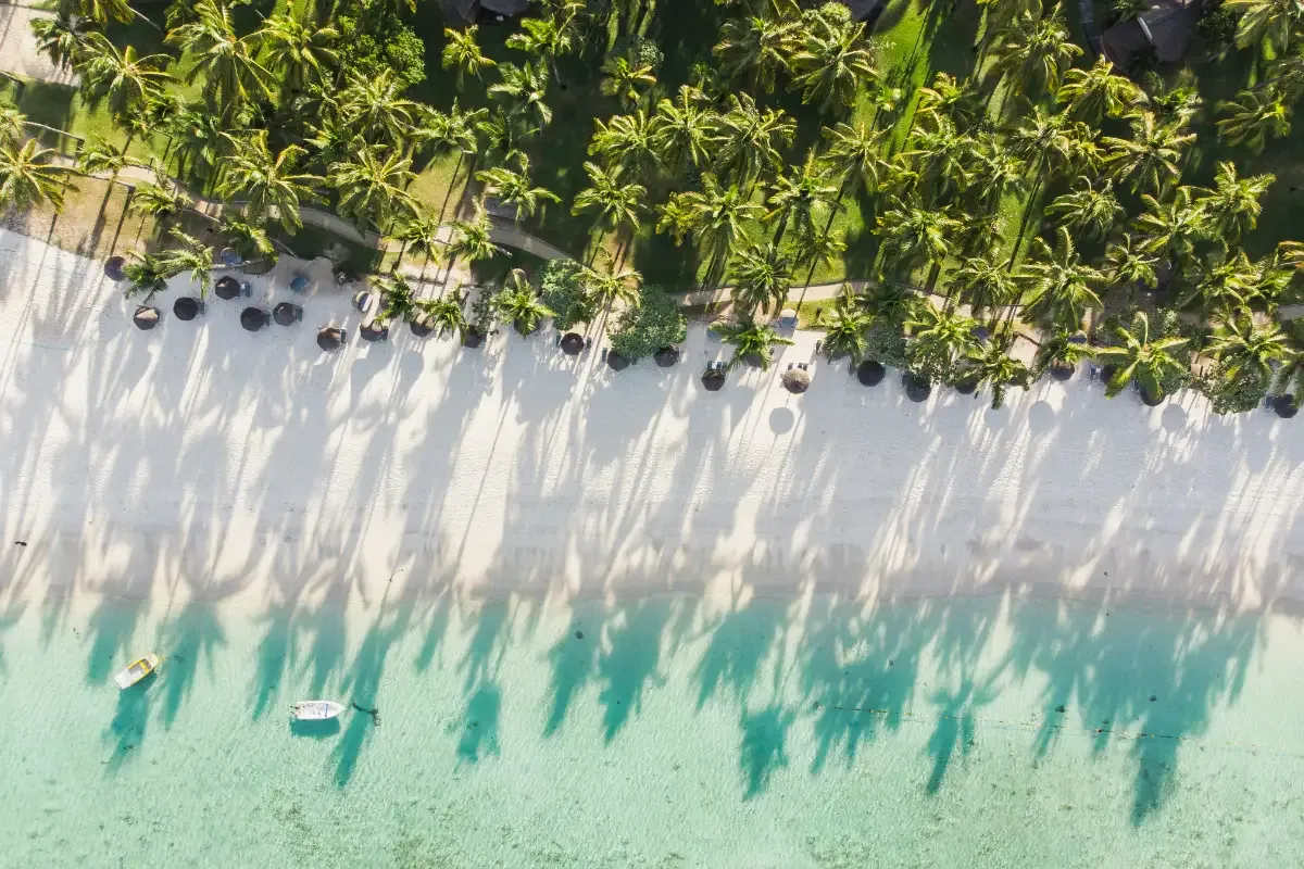 Kleines Boot mit Touristen auf dem Meer