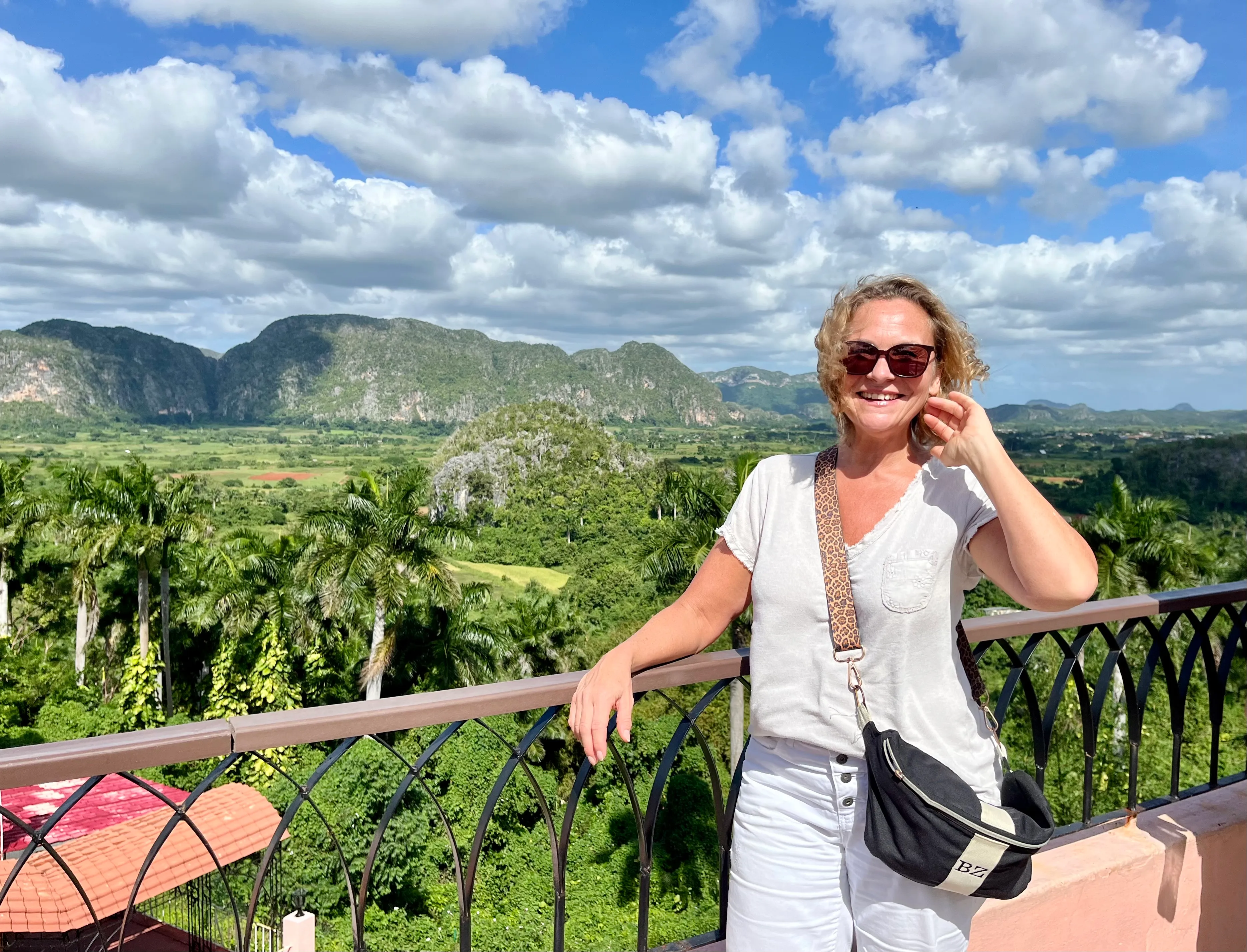 Bettina zwickler bei einem Landausflug in der Karibik mit Bergen und großer Grünfläche im Hintergrund