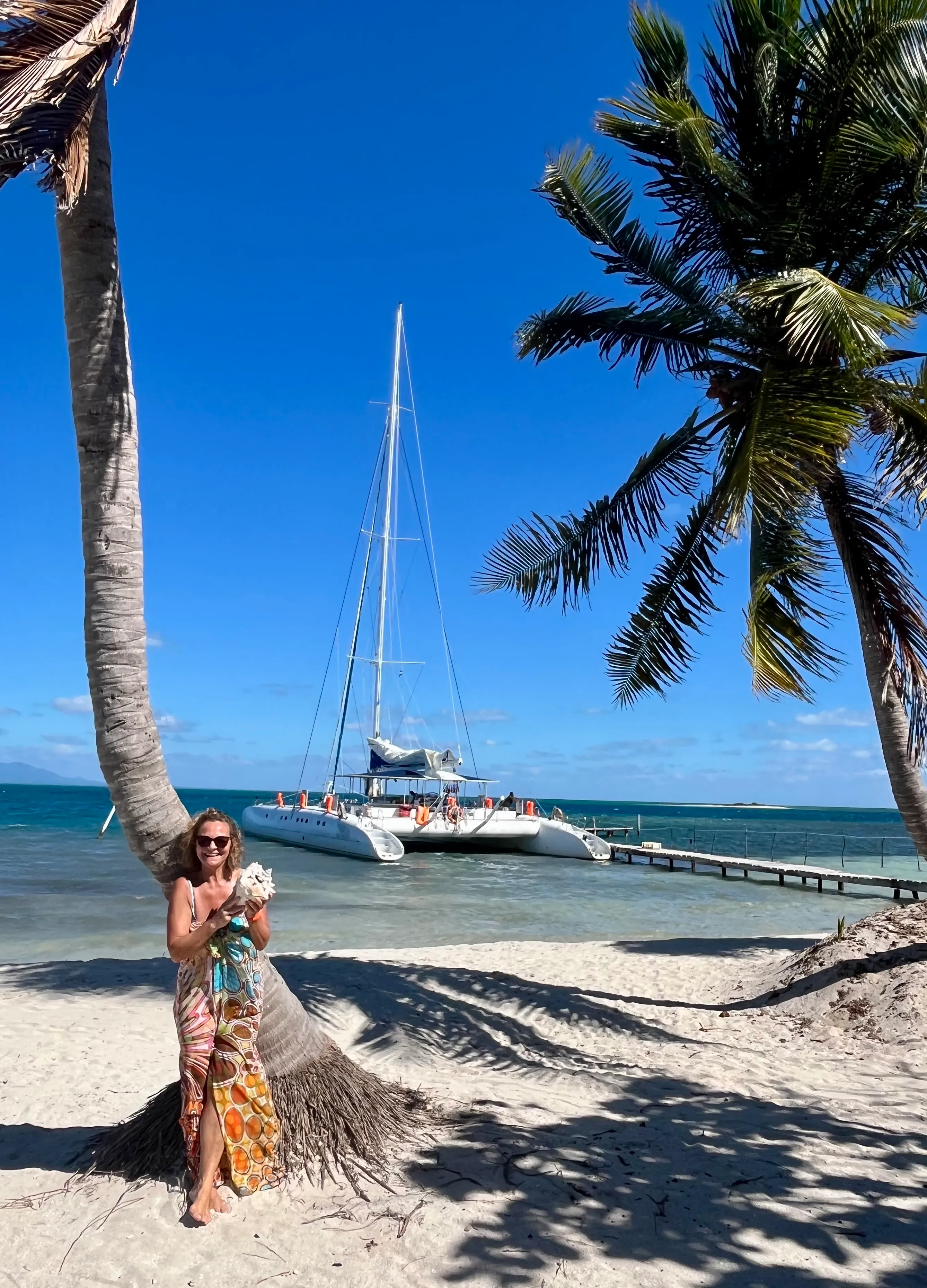 Bettina Zwickler an einem Karibikstrand vor einem Catamaran