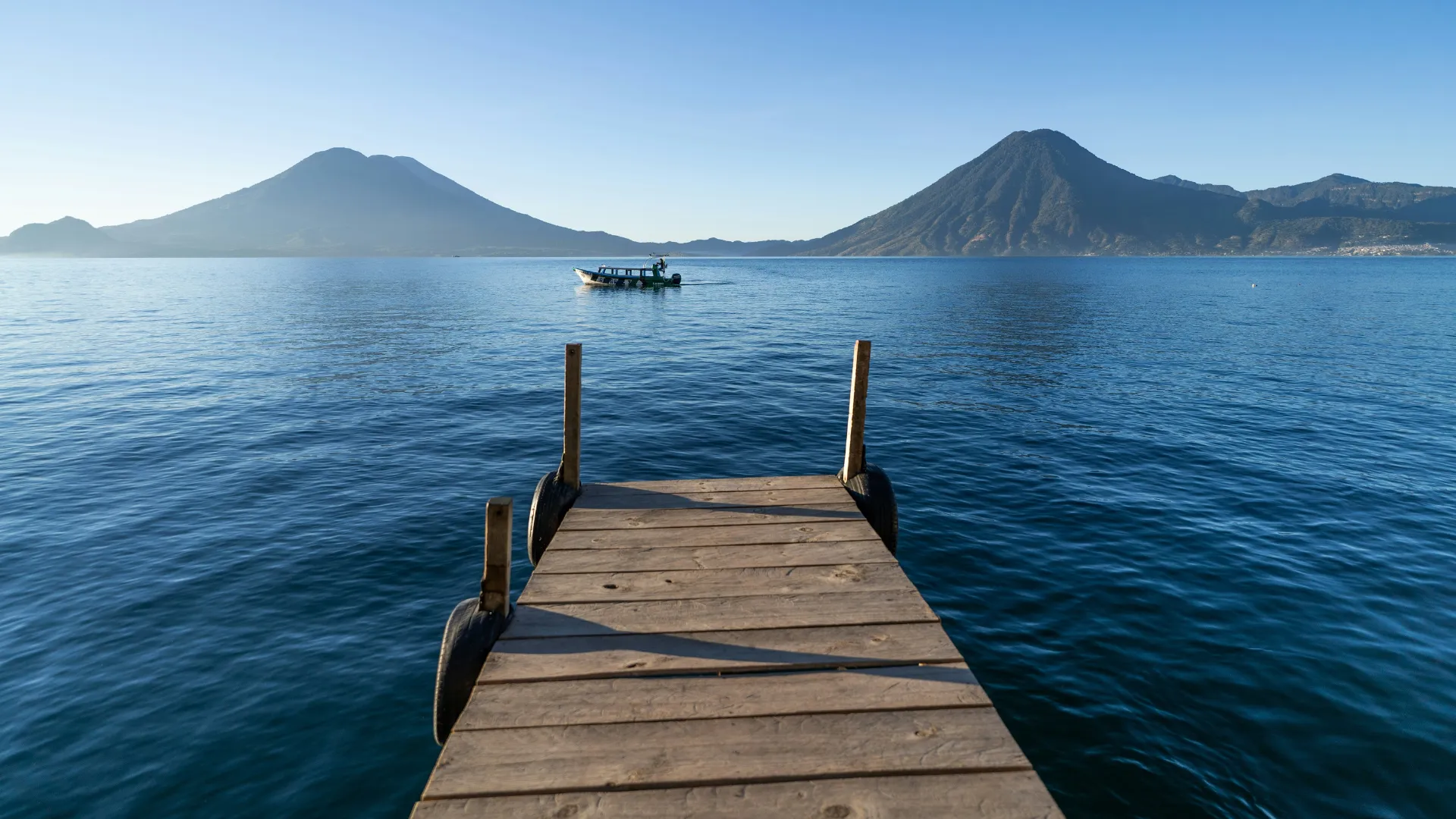 Mutter und Tochter auf einer Safari mit Elefanten im Hintergrund
