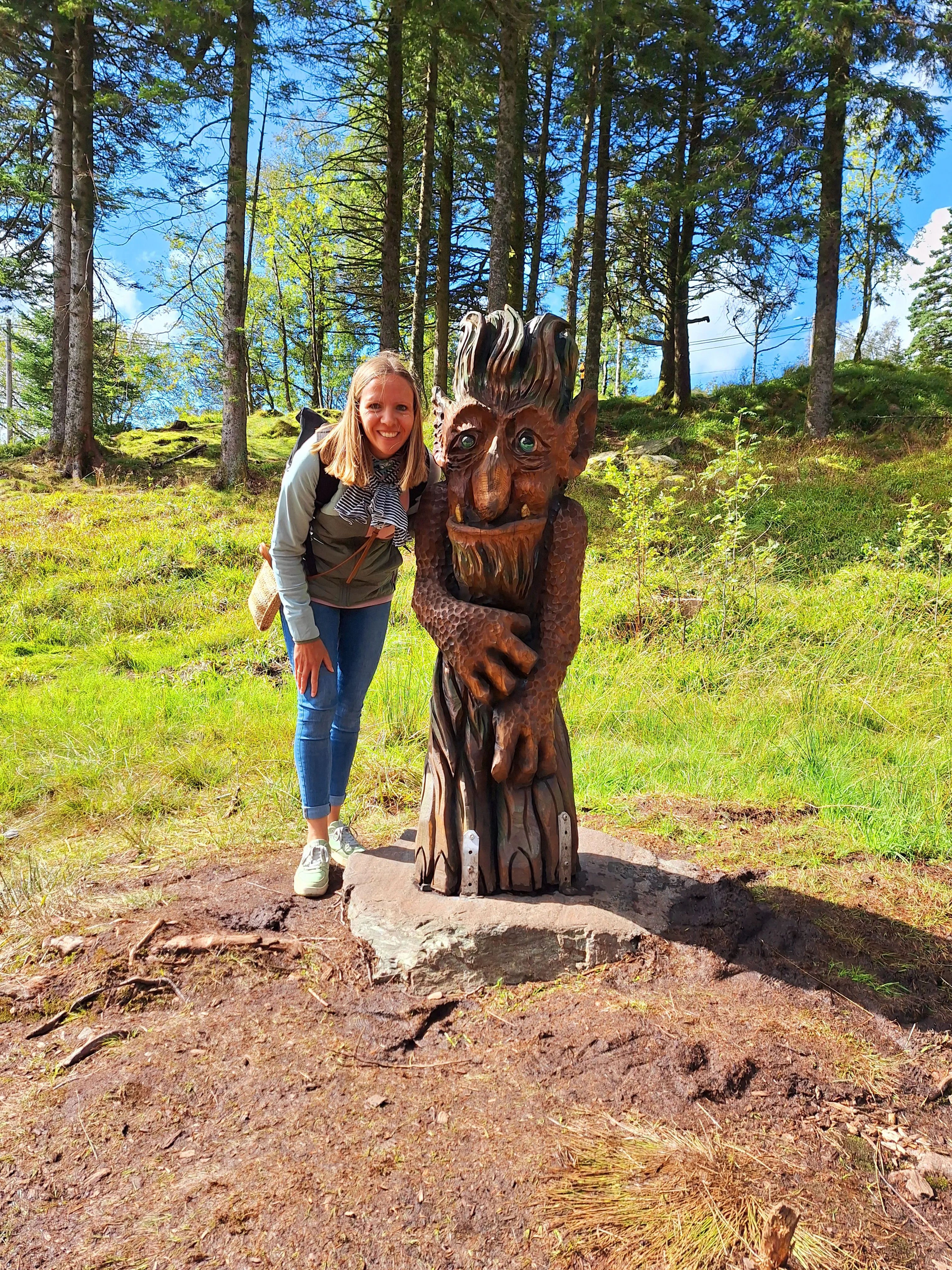 Lydia Brachmann neben einer Statue