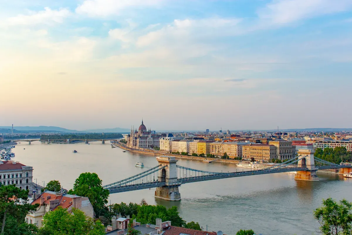Blick auf die Kettenbrücke über die Donau mit dem ungarischen Parlamentsgebäude und der Stadt Budapest im Hintergrund