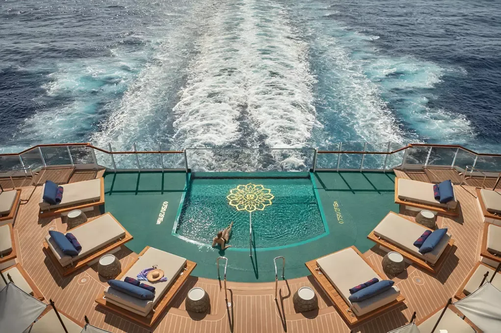Blick auf das Deck der Explora I mit Pool und Liegestühlen