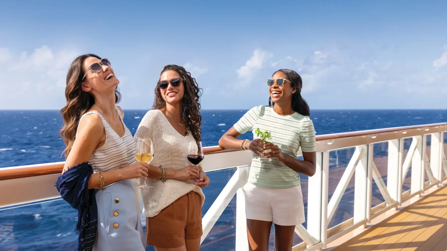Frauen mit Gläser auf einem Schiff