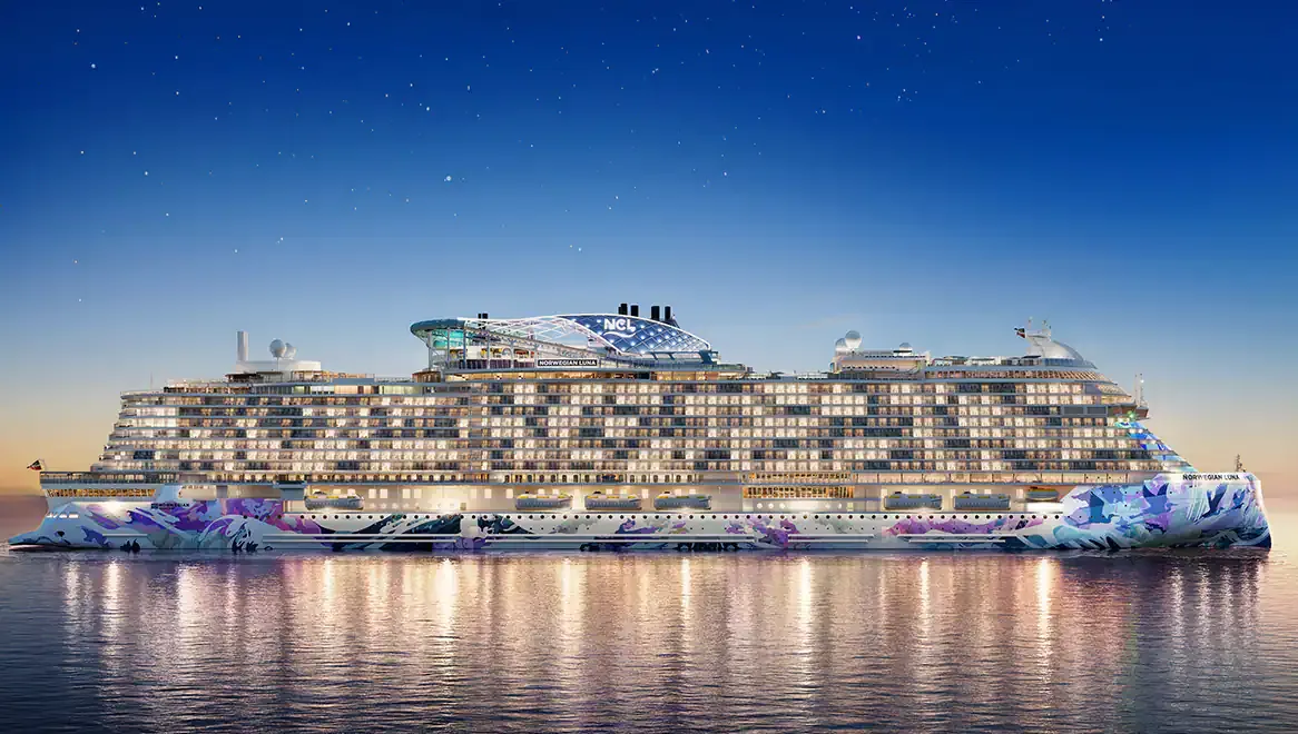 Kreuzfahrtschiff in Abenddämmerung