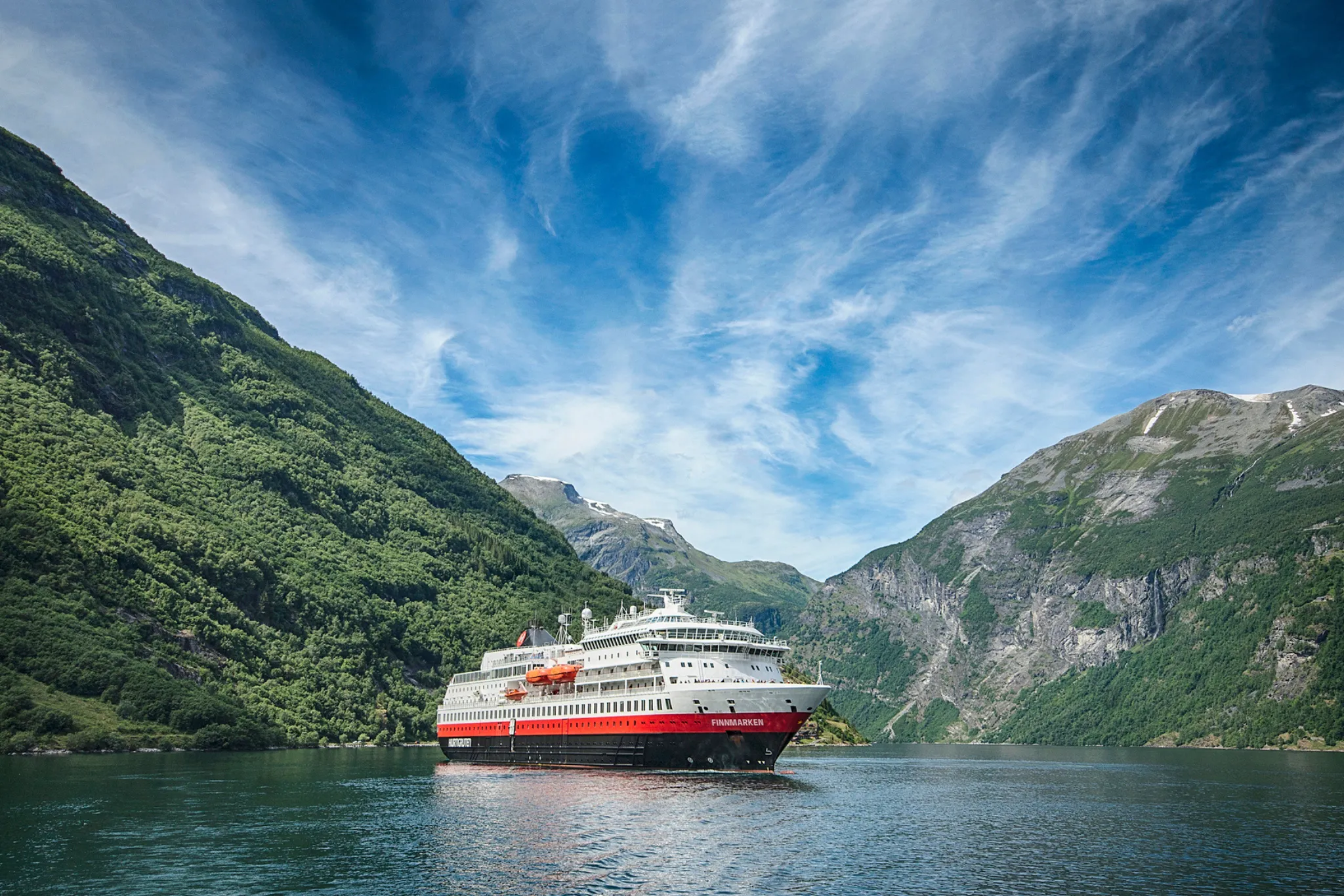 Hurtigruten Schiff auf dem Wasser