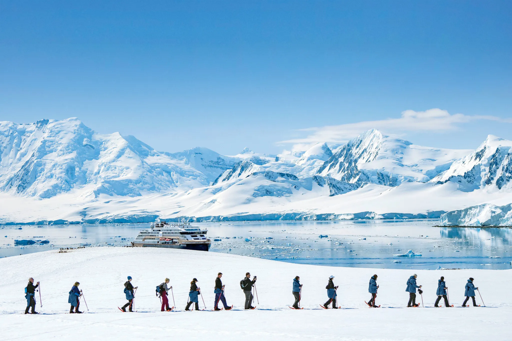 HX Expeditions Schiff vor Bergen fotografiert