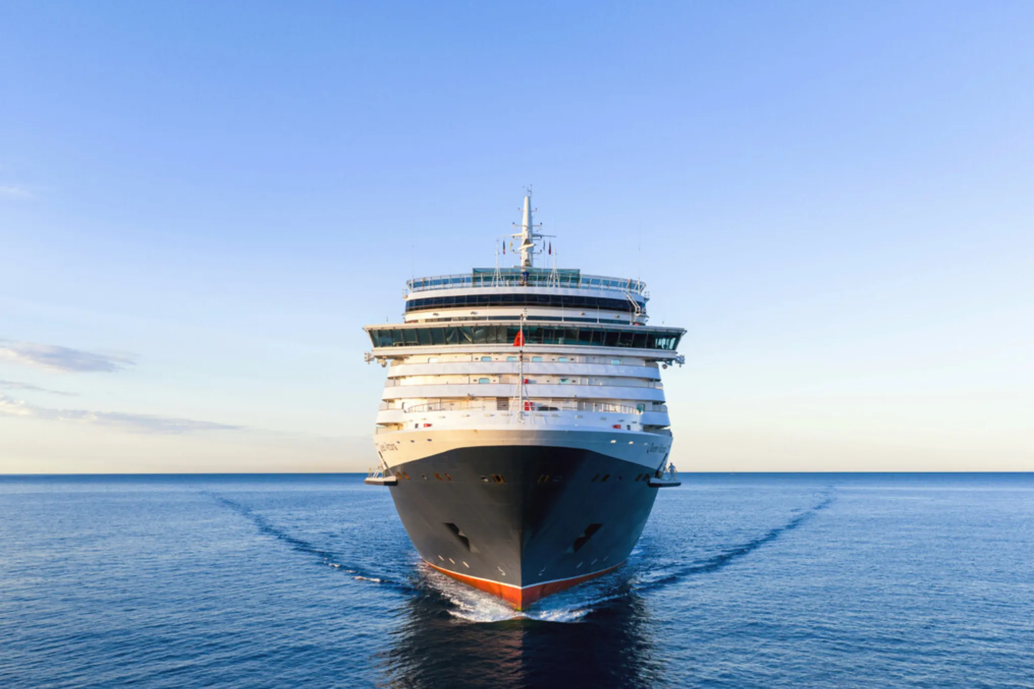 Cunard Schiff von vorne fotografiert