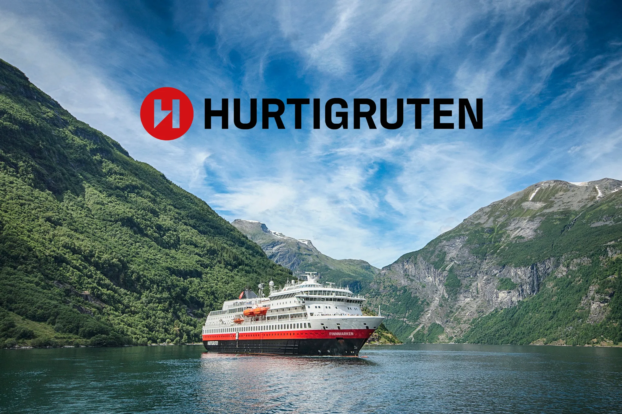 Hurtigruten Schiff auf dem Wasser mit Logo