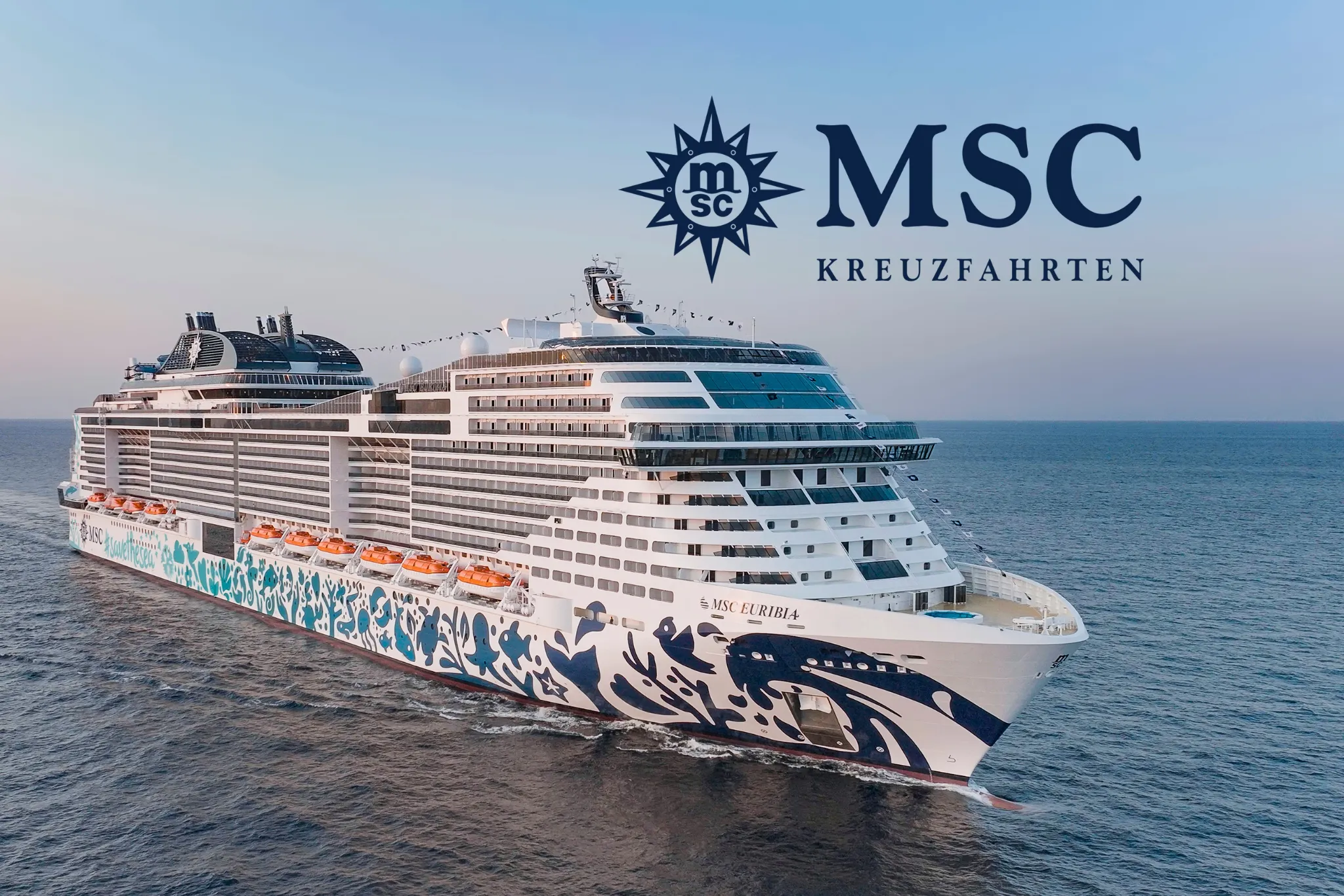 MSC Kreuzfahrtschiff auf dem Wasser mit Logo