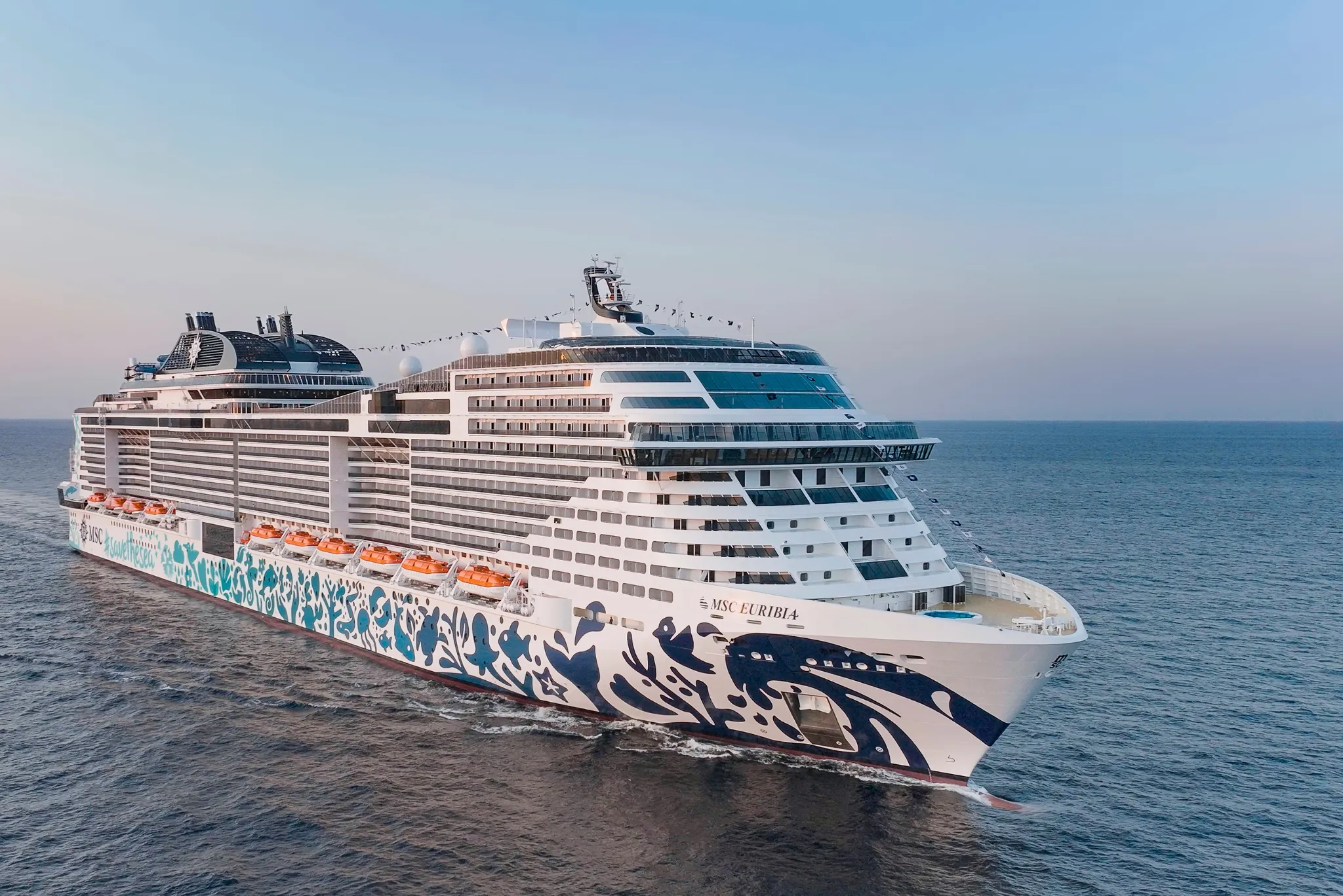 MSC Kreuzfahrtschiff auf dem Wasser