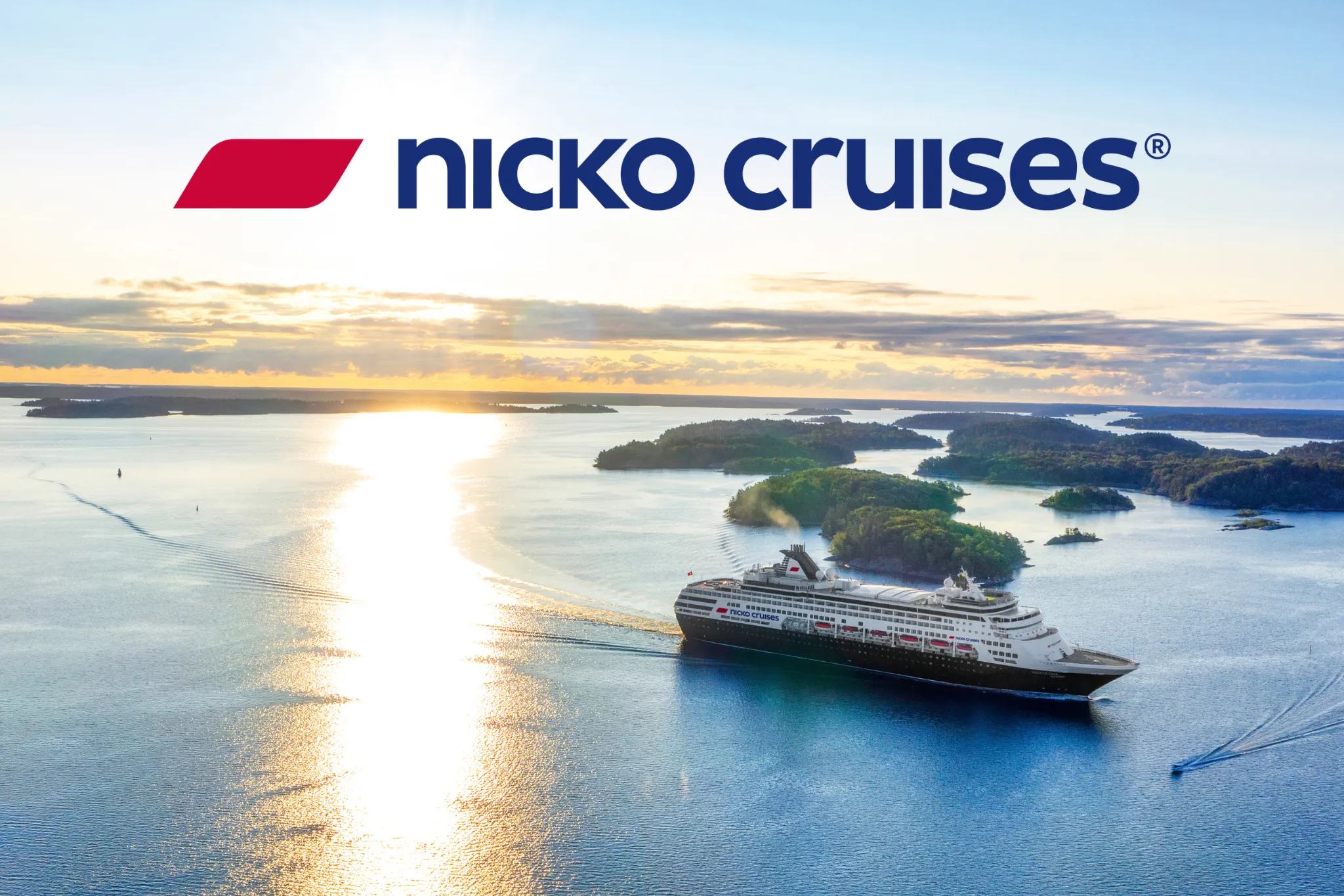Nicko Cruises Kreuzfahrtschiff auf dem Meer mit Logo