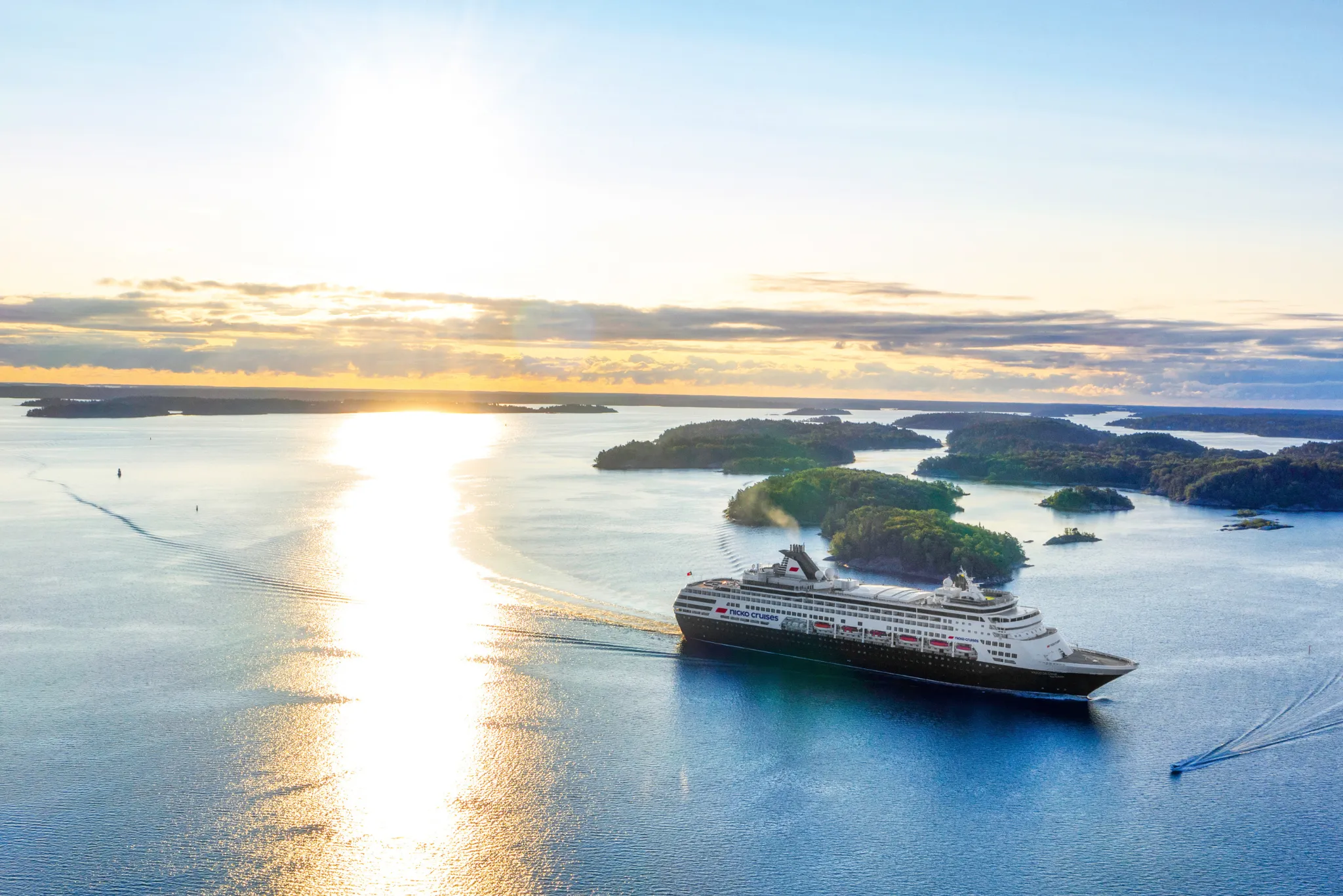 Nicko Cruises Kreuzfahrtschiff auf dem Meer