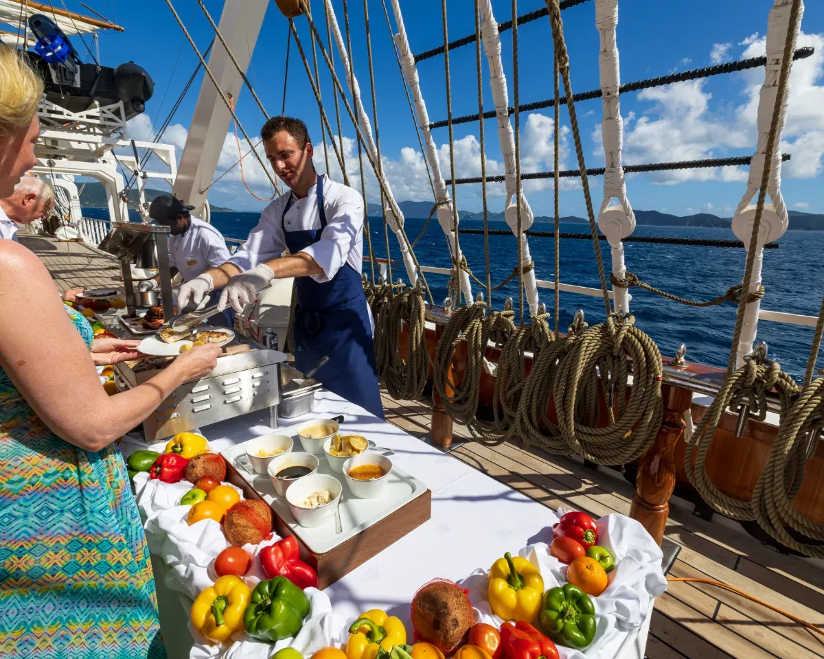 Buffet auf Deck einer Segelyacht mit frischem Gemüse