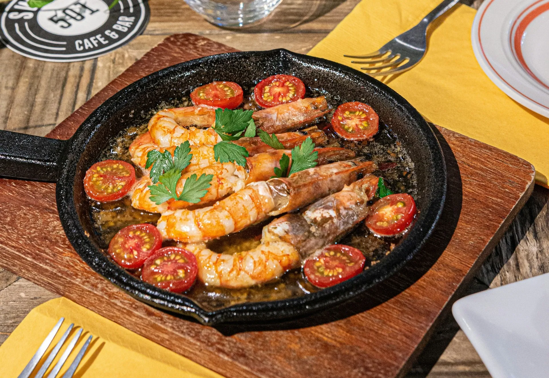 Holzleiter lehnt an felsiger Küste über klarem Meerwasser