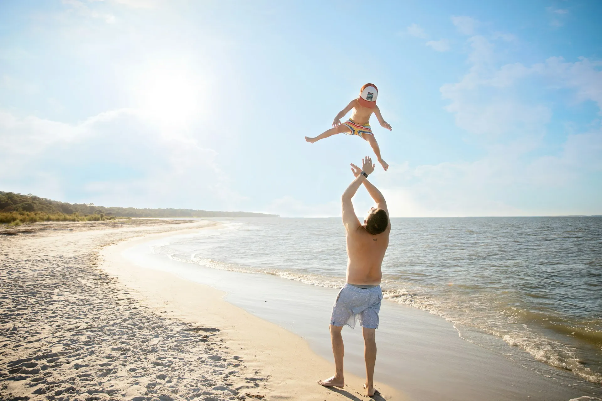 Kleines Mädchen läuft durch das Wasser am Strand
