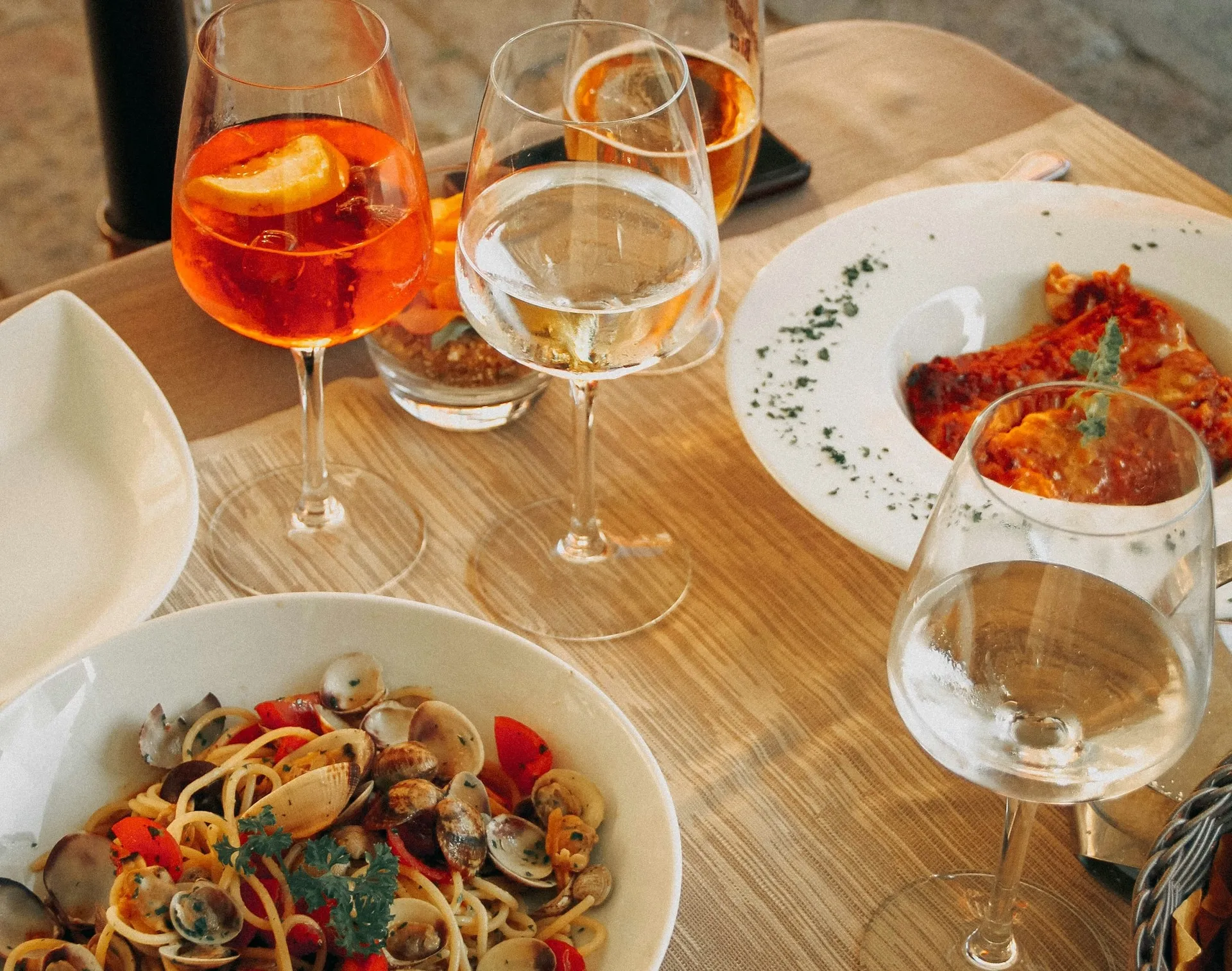 Spanische Tapas auf einem Tisch angerichtet