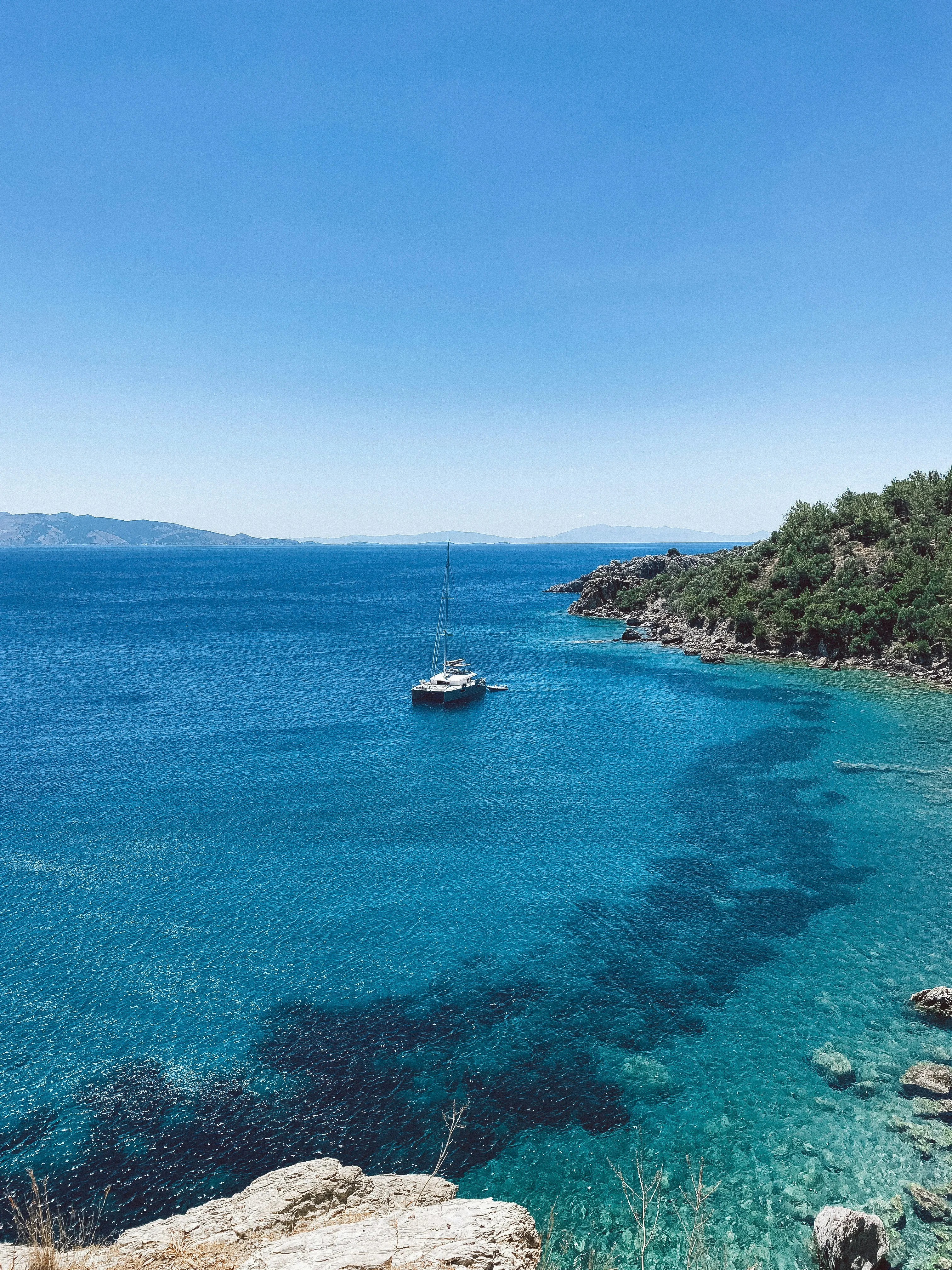 Ein einzelnes Boot nahe der Küste