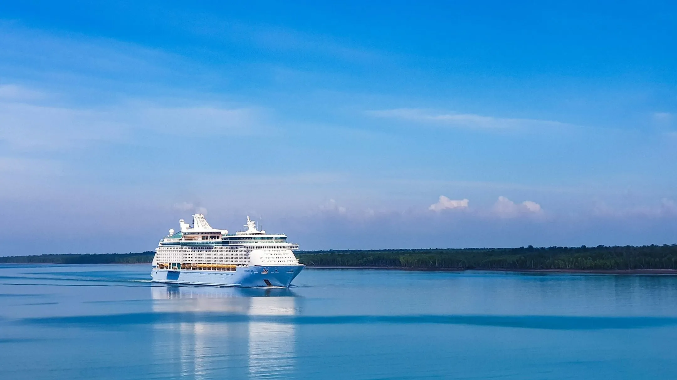 Kreuzfahrtschiff auf dem blauen Meer