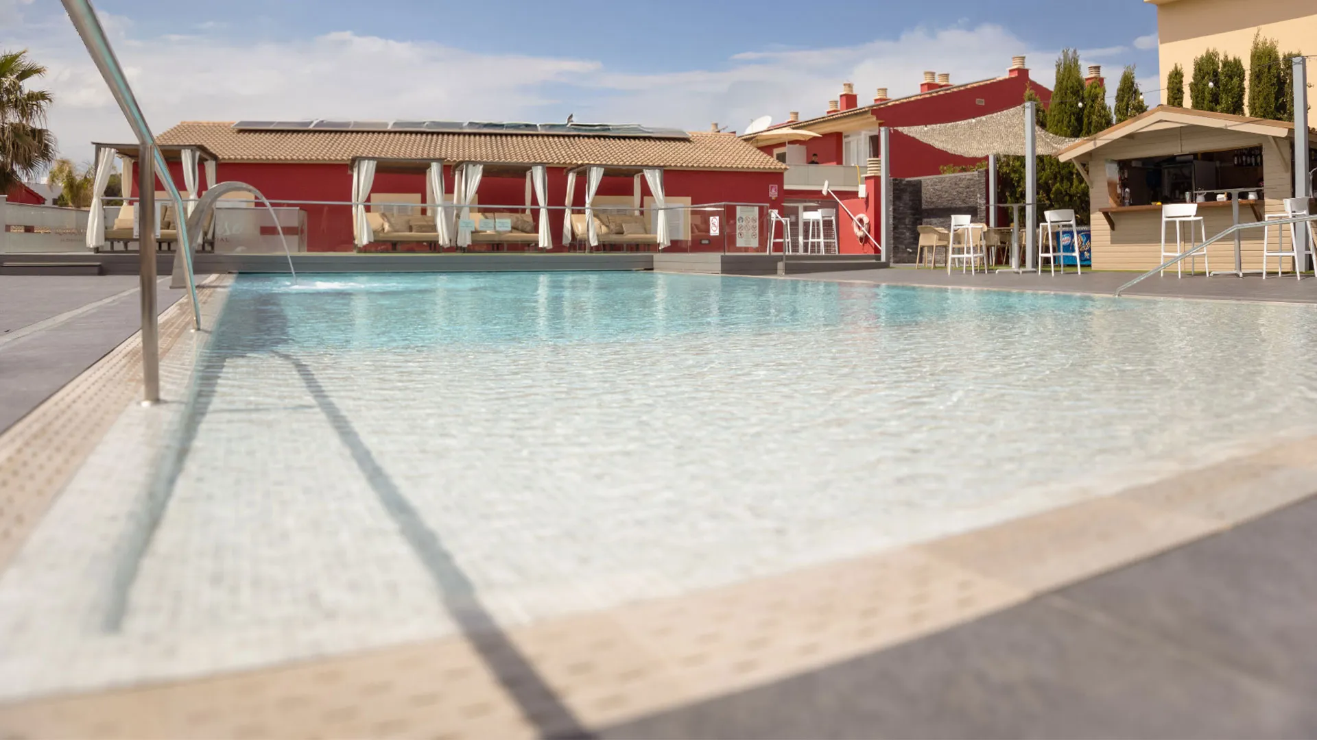 Pool des Paradise Residencial mit balinesischen Liegen